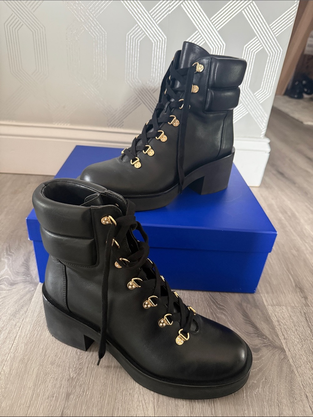Stuart Weitzman Sussex Hiker Black Leather Lace-Up Ankle Boots size 7.5